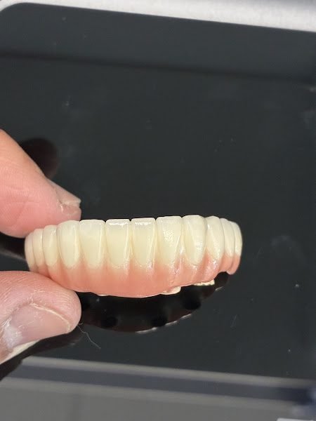 Dr. Roy Rosado, Prosthodontist & Smile Design Specialist”.